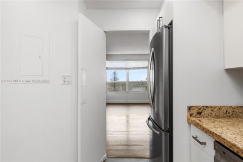 Condo in Miami Beach, Florida, 1 bedroom  № 1863665 - photo 24