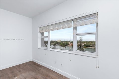 Condo in Miami Beach, Florida, 1 bedroom  № 1863665 - photo 12
