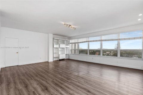 Condo in Miami Beach, Florida, 1 bedroom  № 1863665 - photo 8