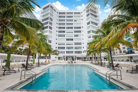 Condo in Miami Beach, Florida, 1 bedroom  № 1863665 - photo 1
