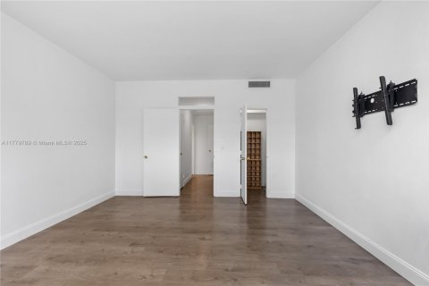 Condo in Miami Beach, Florida, 1 bedroom  № 1863665 - photo 13