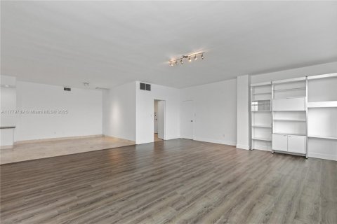 Condo in Miami Beach, Florida, 1 bedroom  № 1863665 - photo 29