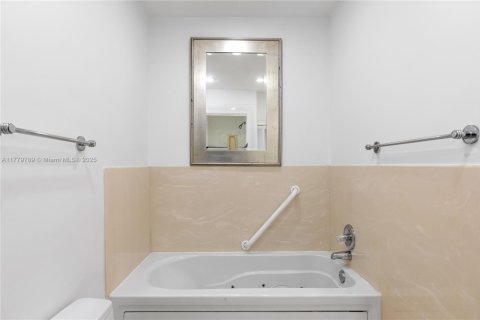 Condo in Miami Beach, Florida, 1 bedroom  № 1863665 - photo 17