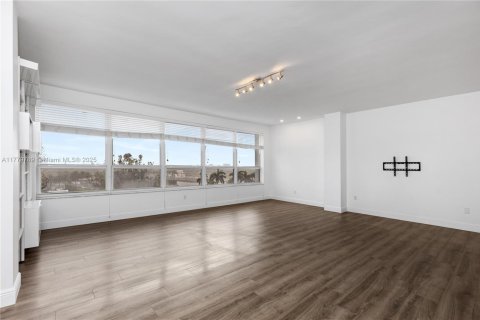 Condo in Miami Beach, Florida, 1 bedroom  № 1863665 - photo 5
