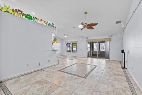 House in Tarpon Springs, Florida 3 bedrooms, 229.56 sq.m. № 1608066 - photo 6
