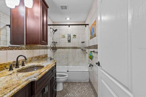 House in Tarpon Springs, Florida 3 bedrooms, 229.56 sq.m. № 1608066 - photo 28