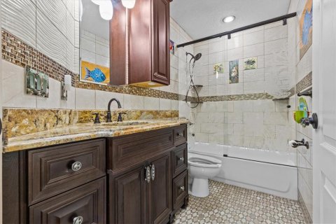House in Tarpon Springs, Florida 3 bedrooms, 229.56 sq.m. № 1608066 - photo 27