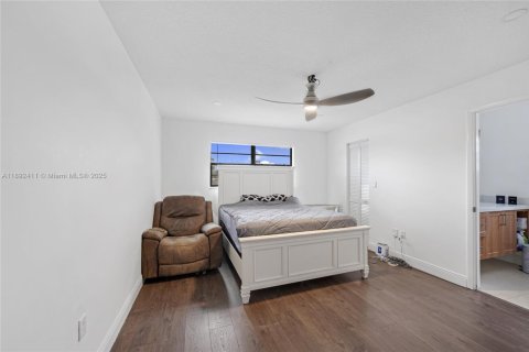 House in Miami, Florida 5 bedrooms, 142.05 sq.m. № 1944952 - photo 17