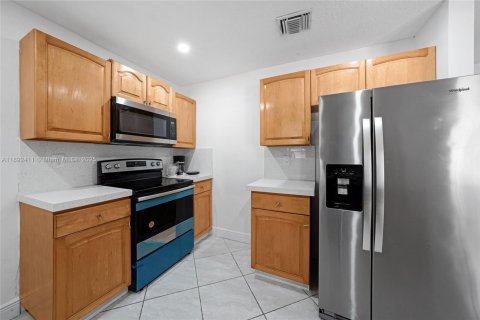 House in Miami, Florida 5 bedrooms, 142.05 sq.m. № 1944952 - photo 9
