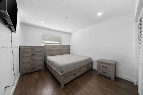 House in Miami, Florida 5 bedrooms, 142.05 sq.m. № 1944952 - photo 6