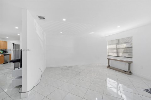House in Miami, Florida 5 bedrooms, 142.05 sq.m. № 1944952 - photo 15