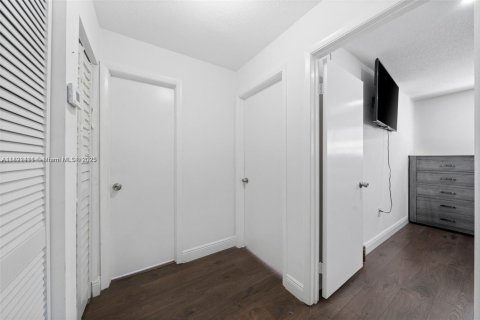 House in Miami, Florida 5 bedrooms, 142.05 sq.m. № 1944952 - photo 5