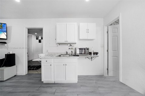 House in Miami, Florida 5 bedrooms, 142.05 sq.m. № 1944952 - photo 28
