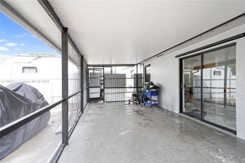 House in Miami, Florida 5 bedrooms, 142.05 sq.m. № 1944952 - photo 25