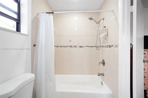 House in Miami, Florida 5 bedrooms, 142.05 sq.m. № 1944952 - photo 21