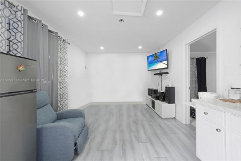 House in Miami, Florida 5 bedrooms, 142.05 sq.m. № 1944952 - photo 29