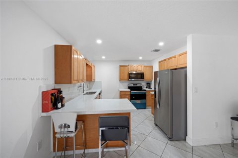 House in Miami, Florida 5 bedrooms, 142.05 sq.m. № 1944952 - photo 11