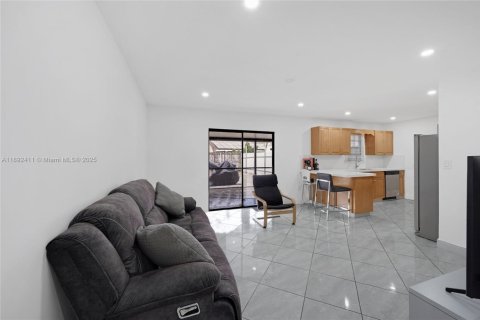 House in Miami, Florida 5 bedrooms, 142.05 sq.m. № 1944952 - photo 14