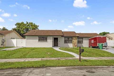 House in Miami, Florida 5 bedrooms, 142.05 sq.m. № 1944952 - photo 1