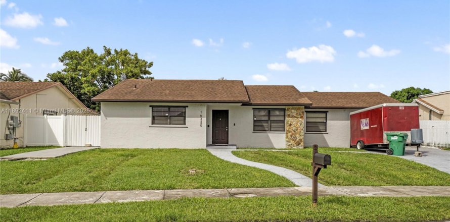 House in Miami, Florida 5 bedrooms, 142.05 sq.m. № 1944952