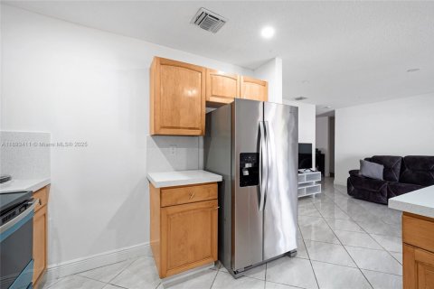 House in Miami, Florida 5 bedrooms, 142.05 sq.m. № 1944952 - photo 10