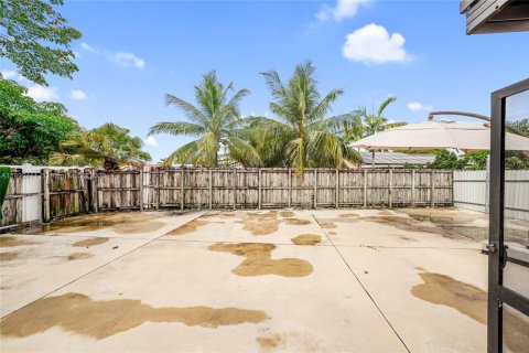 House in Miami, Florida 5 bedrooms, 142.05 sq.m. № 1944952 - photo 24
