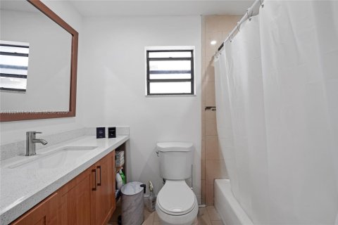 House in Miami, Florida 5 bedrooms, 142.05 sq.m. № 1944952 - photo 19