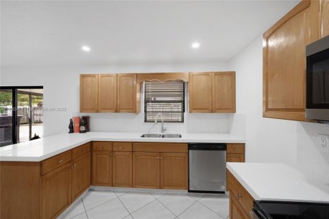 House in Miami, Florida 5 bedrooms, 142.05 sq.m. № 1944952 - photo 8