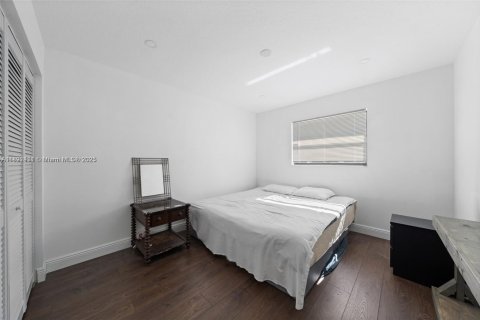 House in Miami, Florida 5 bedrooms, 142.05 sq.m. № 1944952 - photo 7