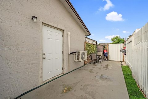 House in Miami, Florida 5 bedrooms, 142.05 sq.m. № 1944952 - photo 26