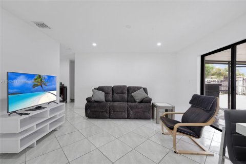 House in Miami, Florida 5 bedrooms, 142.05 sq.m. № 1944952 - photo 12