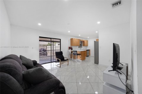 House in Miami, Florida 5 bedrooms, 142.05 sq.m. № 1944952 - photo 13