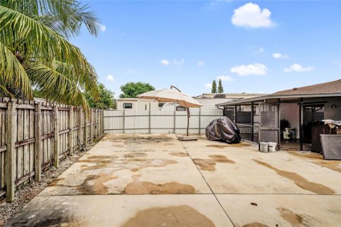 House in Miami, Florida 5 bedrooms, 142.05 sq.m. № 1944952 - photo 23