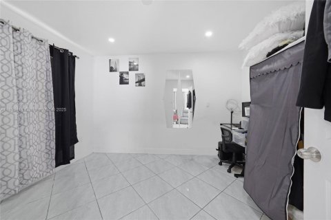 House in Miami, Florida 5 bedrooms, 142.05 sq.m. № 1944952 - photo 27