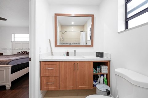 House in Miami, Florida 5 bedrooms, 142.05 sq.m. № 1944952 - photo 20