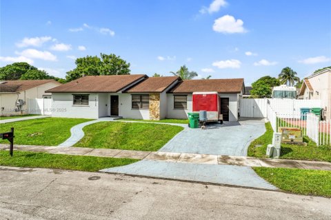 House in Miami, Florida 5 bedrooms, 142.05 sq.m. № 1944952 - photo 3