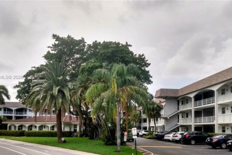 Condominio en venta en Hallandale Beach, Florida, 2 dormitorios, 111.48 m2 № 2190539 - foto 15