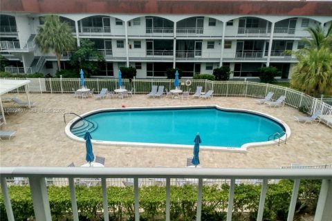 Condominio en Hallandale Beach, Florida, 2 dormitorios  № 2190539