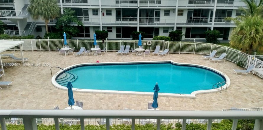Condominio en Hallandale Beach, Florida, 2 dormitorios  № 2190539