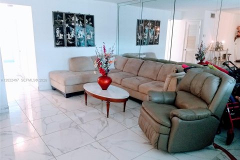 Condominio en venta en Hallandale Beach, Florida, 2 dormitorios, 111.48 m2 № 2190539 - foto 5