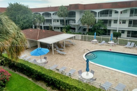 Condominio en venta en Hallandale Beach, Florida, 2 dormitorios, 111.48 m2 № 2190539 - foto 2