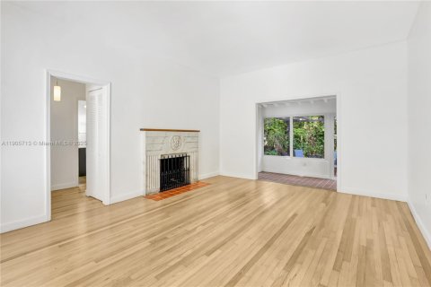 Купить виллу или дом в Корал-Гейблс, Флорида 2 спальни, 95.32м2, № 1956285 - фото 2