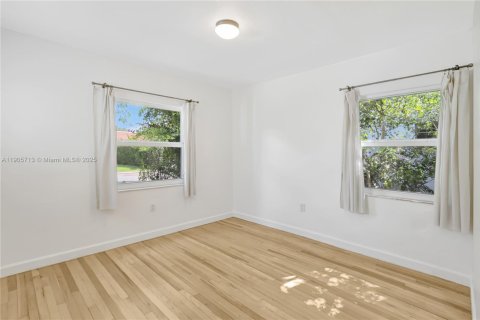 Купить виллу или дом в Корал-Гейблс, Флорида 2 спальни, 95.32м2, № 1956285 - фото 8