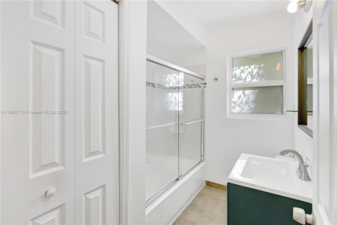 Купить виллу или дом в Корал-Гейблс, Флорида 2 спальни, 95.32м2, № 1956285 - фото 9