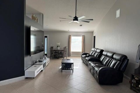 House in Port St. Lucie, Florida 4 bedrooms, 177.26 sq.m. № 2084029 - photo 2