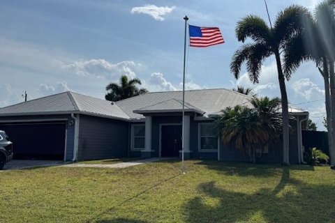 House in Port St. Lucie, Florida 4 bedrooms, 177.26 sq.m. № 2084029