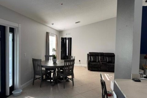 House in Port St. Lucie, Florida 4 bedrooms, 177.26 sq.m. № 2084029 - photo 10