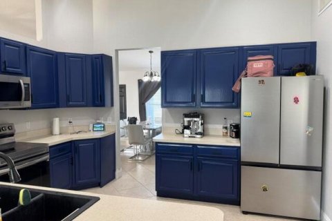 House in Port St. Lucie, Florida 4 bedrooms, 177.26 sq.m. № 2084029 - photo 9