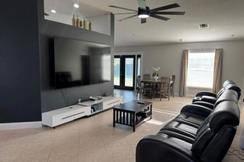 House in Port St. Lucie, Florida 4 bedrooms, 177.26 sq.m. № 2084029 - photo 3