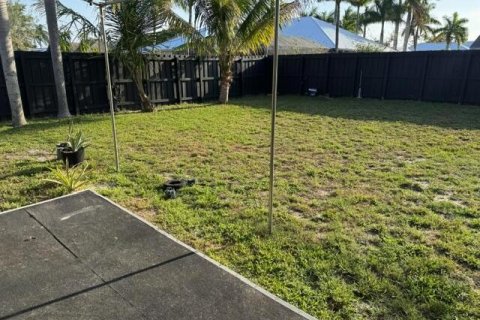 House in Port St. Lucie, Florida 4 bedrooms, 177.26 sq.m. № 2084029 - photo 18